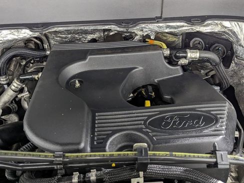 Used 2020 Ford Explorer XLT image 12