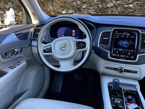 Used 2023 Volvo XC90 B5 Core image 5