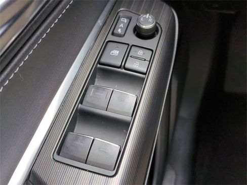 Used 2022 Toyota Venza Limited w/ Advanced Technology Package image 24