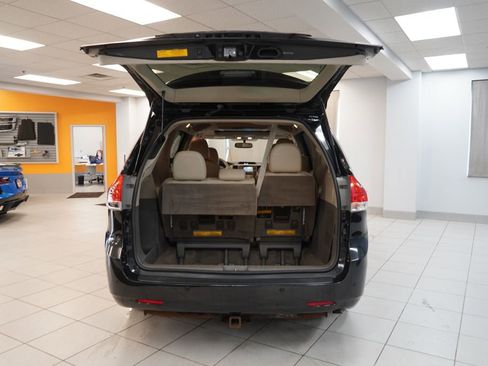 Used 2014 Toyota Sienna XLE w/ Entertainment Package image 9