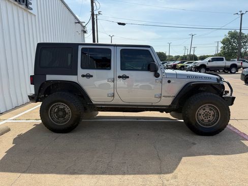 Used 2016 Jeep Wrangler Unlimited Rubicon w/ Connectivity Group AWD/4WD image 8