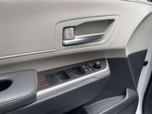 Certified 2024 Toyota Sienna XLE FWD image 19