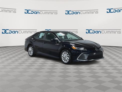 Used 2022 Toyota Camry LE image 2