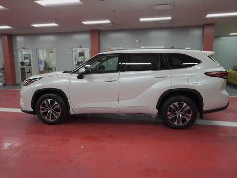 Used 2021 Toyota Highlander XLE image 4