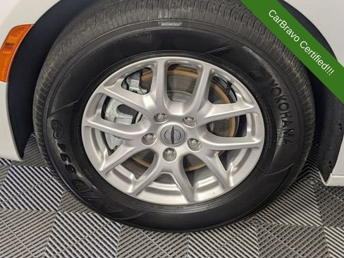Used 2025 Chrysler Pacifica Select FWD image 9