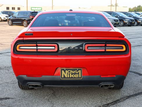 Used 2019 Dodge Challenger SXT image 5