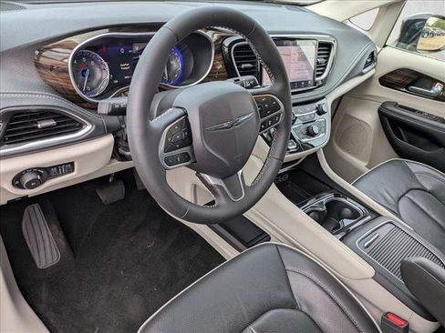 Used 2024 Chrysler Pacifica Limited FWD image 10