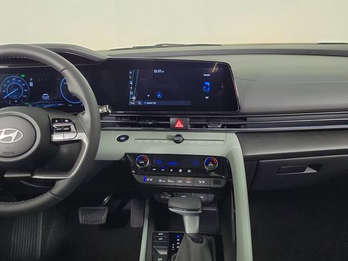 New 2025 Hyundai Elantra Limited image 9