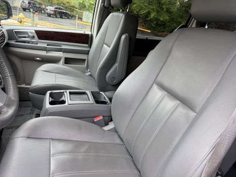 Used 2010 Chrysler Town & Country Touring FWD image 29