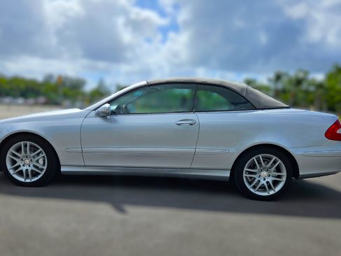 Used 2009 Mercedes-Benz CLK 350 Cabriolet w/ Appearance Pkg image 10