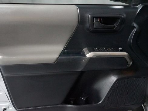 Used 2018 Toyota Tacoma SR5 AWD/4WD image 24