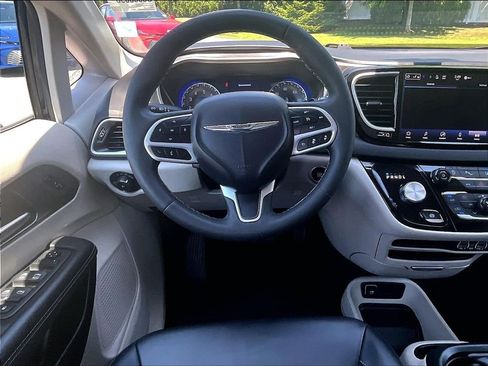 Used 2024 Chrysler Pacifica Touring-L FWD image 18