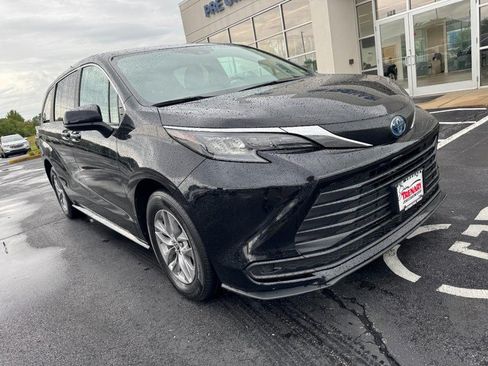 Used 2025 Toyota Sienna LE FWD image 2