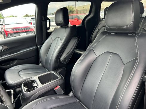 Used 2025 Chrysler Pacifica Select FWD image 29