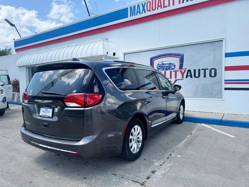 Used 2019 Chrysler Pacifica Touring-L FWD image 29