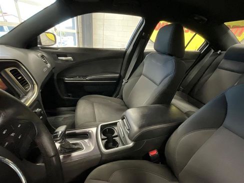 Used 2018 Dodge Charger SXT image 12