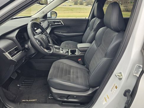 Used 2024 Mitsubishi Outlander SE image 12