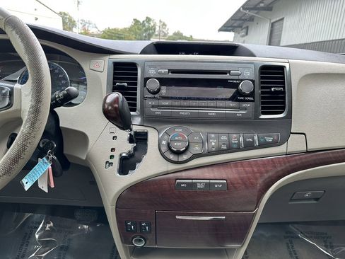 Used 2013 Toyota Sienna XLE image 30