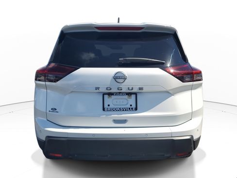 Used 2024 Nissan Rogue S image 5