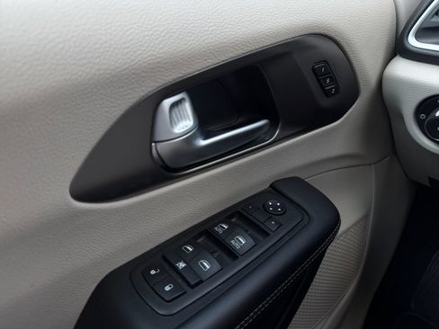 Used 2024 Chrysler Pacifica Touring-L FWD image 10
