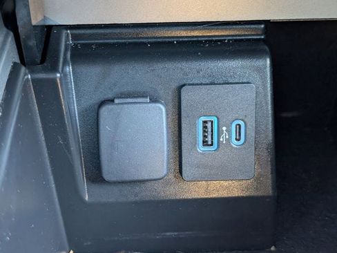 Used 2022 Ford Explorer XLT w/ Equipment Group 202A image 18