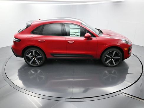 Certified 2025 Porsche Macan AWD/4WD image 37