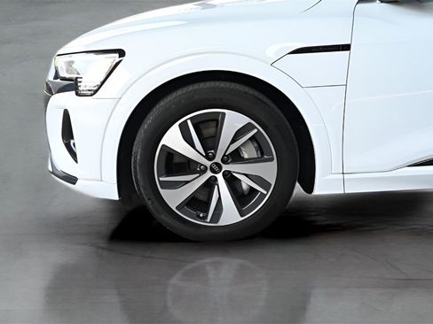 Used 2024 Audi Q8 e-tron Premium image 9