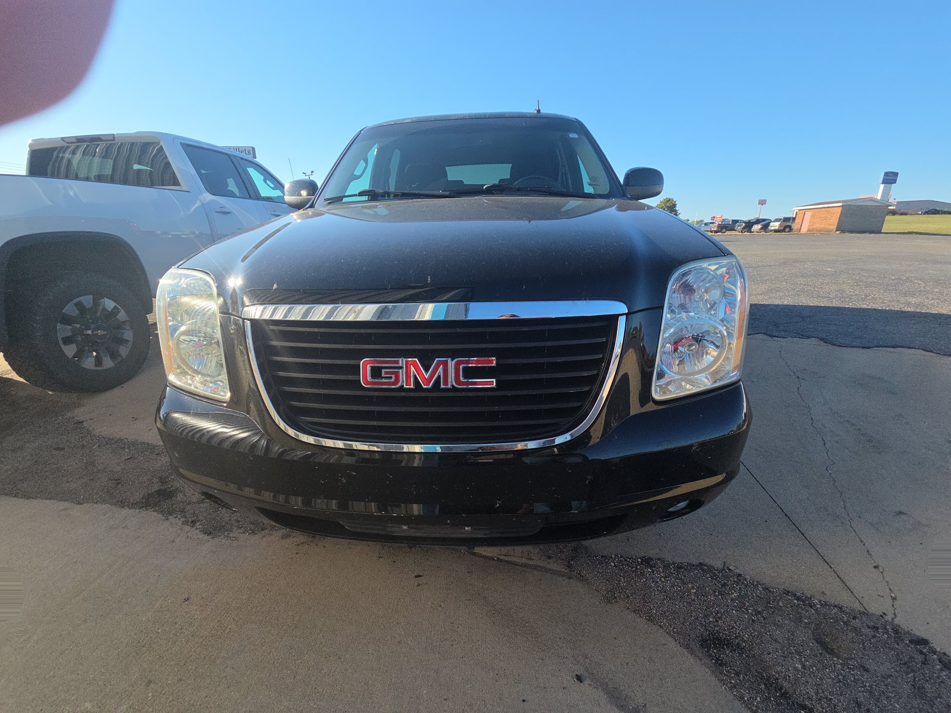 Used 2013 GMC Yukon SLE w/ Convenience Package AWD/4WD image 2