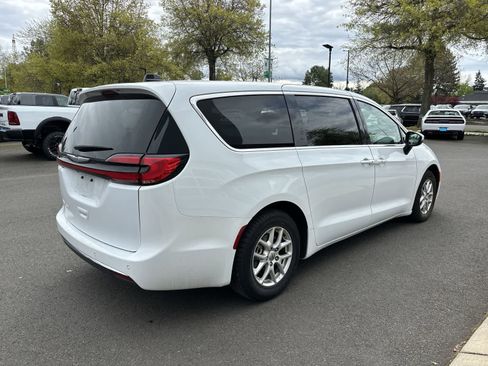 Used 2023 Chrysler Pacifica Touring-L image 4
