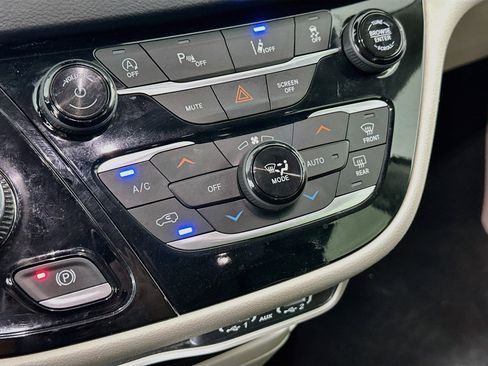 Used 2023 Chrysler Pacifica Touring-L FWD image 23