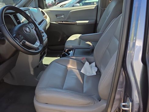 Used 2017 Toyota Sienna XLE Premium FWD image 7