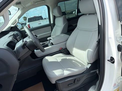 New 2026 Ford Expedition Active image 10