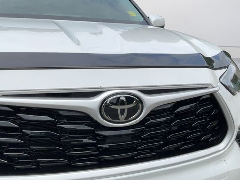 Used 2024 Toyota Highlander XLE FWD image 31