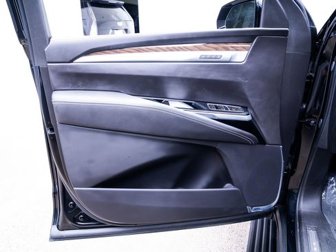 Used 2025 Cadillac Escalade Sport Platinum AWD/4WD image 17