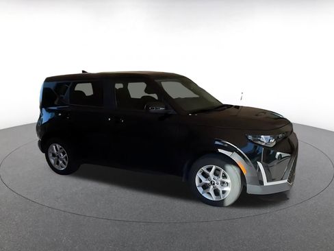 Used 2025 Kia Soul LX w/ LX Technology Package image 2