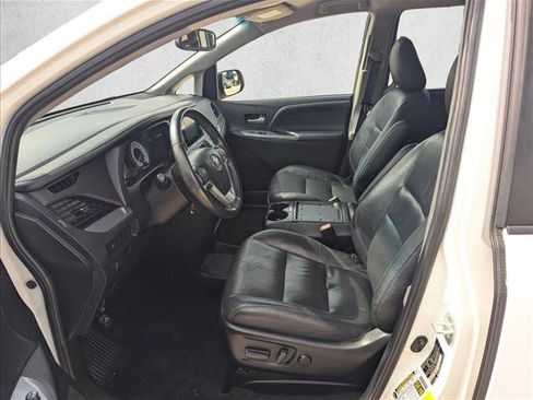 Used 2017 Toyota Sienna SE image 10
