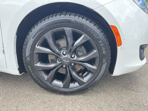 Used 2018 Chrysler Pacifica Touring-L Plus w/ Advanced Safetytec Group FWD image 25