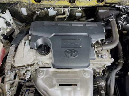 Used 2018 Toyota RAV4 LE image 28