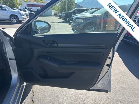 Used 2024 Nissan Altima 2.5 SV FWD image 11