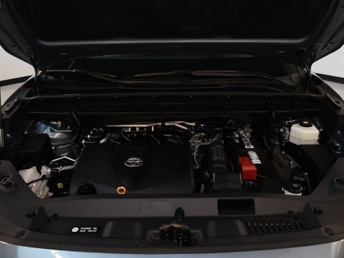 Used 2021 Toyota Highlander XLE AWD/4WD image 36