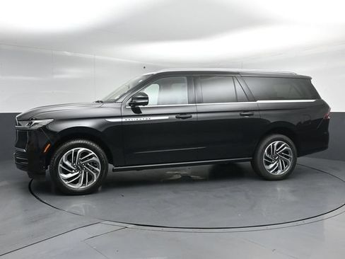 Certified 2025 Lincoln Navigator L Reserve AWD/4WD image 4