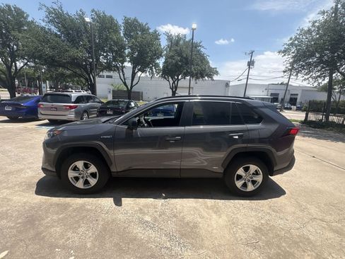 Used 2021 Toyota RAV4 LE AWD/4WD image 3