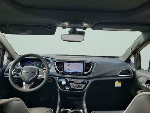 New 2026 Chrysler Pacifica Limited image 10