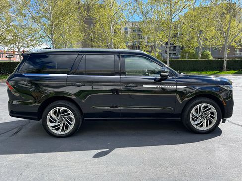 Used 2025 Lincoln Navigator Reserve AWD/4WD image 6