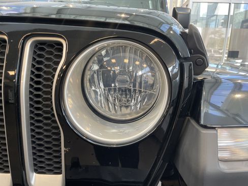 Used 2019 Jeep Wrangler Unlimited Sahara AWD/4WD image 5