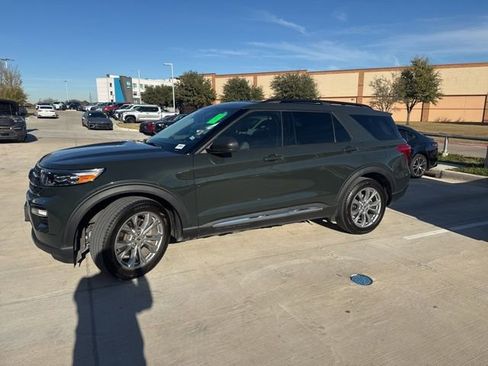 Used 2022 Ford Explorer XLT w/ Equipment Group 202A image 6