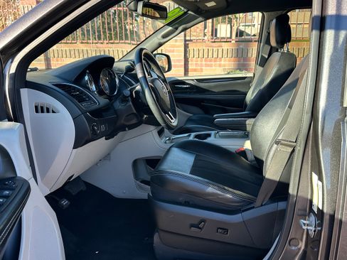 Used 2019 Dodge Grand Caravan SXT image 6