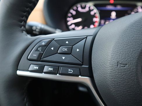 Used 2025 Nissan Sentra SV w/ SV Premium Package image 22