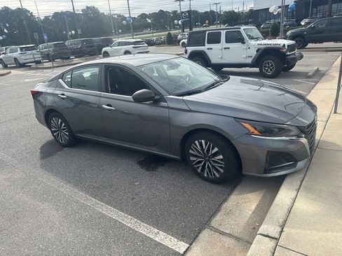 Used 2025 Nissan Altima 2.5 SV FWD image 4