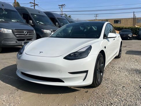 Used 2023 Tesla Model 3 Standard Range image 1